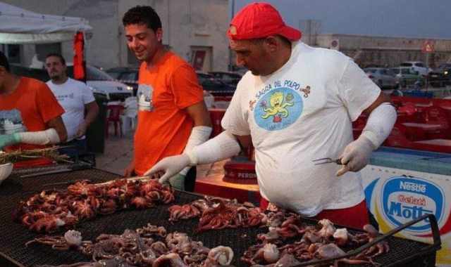 Mola, dopo 6 anni torna la Sagra del Polpo: Molluschi pescati nel Mediterraneo, altro che Cina